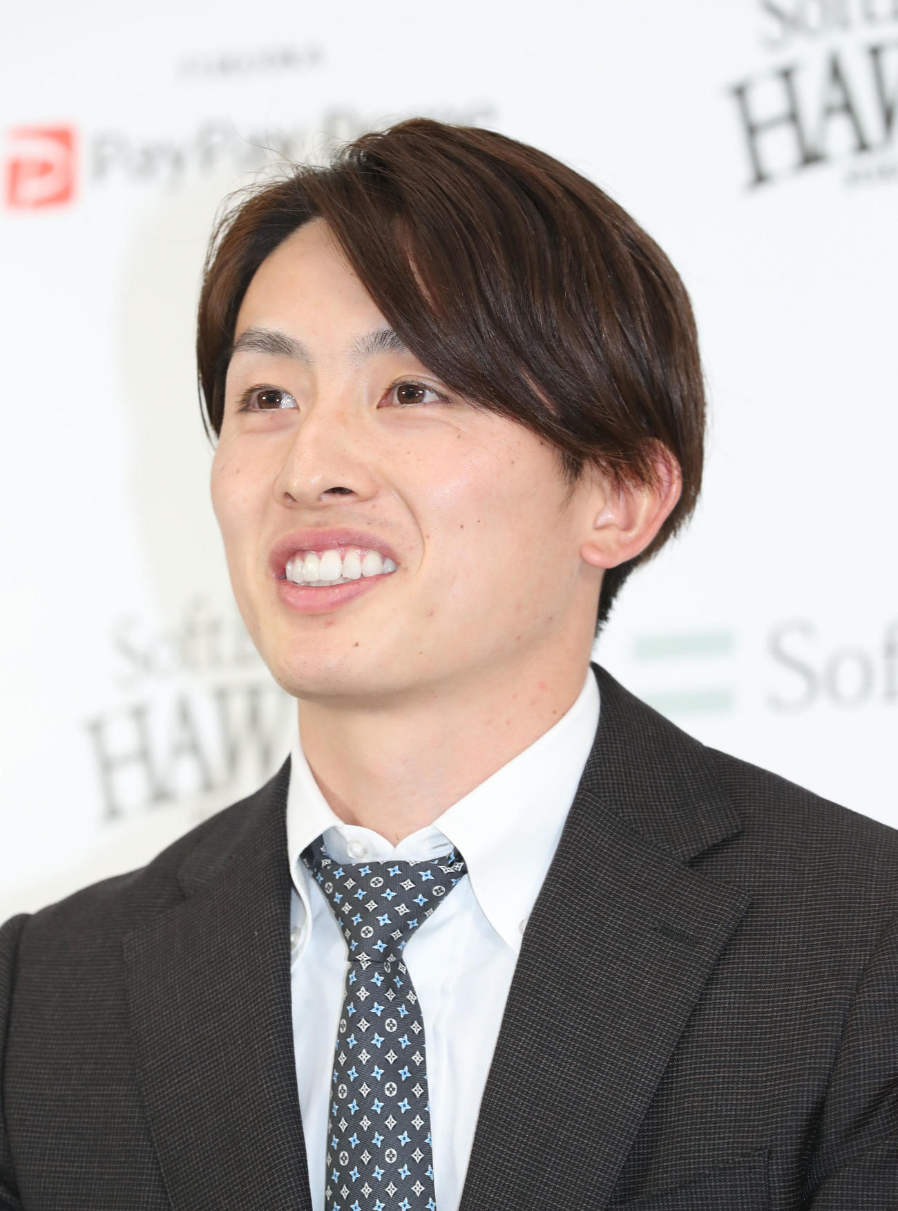 ダウン提示で契約更改を終えた周東佑京は会見で話をする（撮影・梅根麻紀）