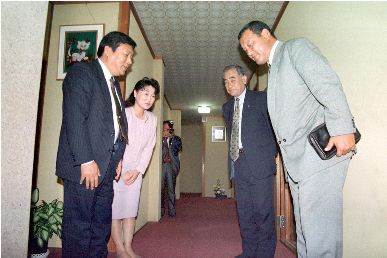 巨人・加藤克巳スカウト部次長（右2人目）と関東孝雄スカウト（右）が、星稜高校・松井秀喜の両親（父・昌雄さん、母・さえ子さん）にあいさつを行う（1992年11月20日撮影）