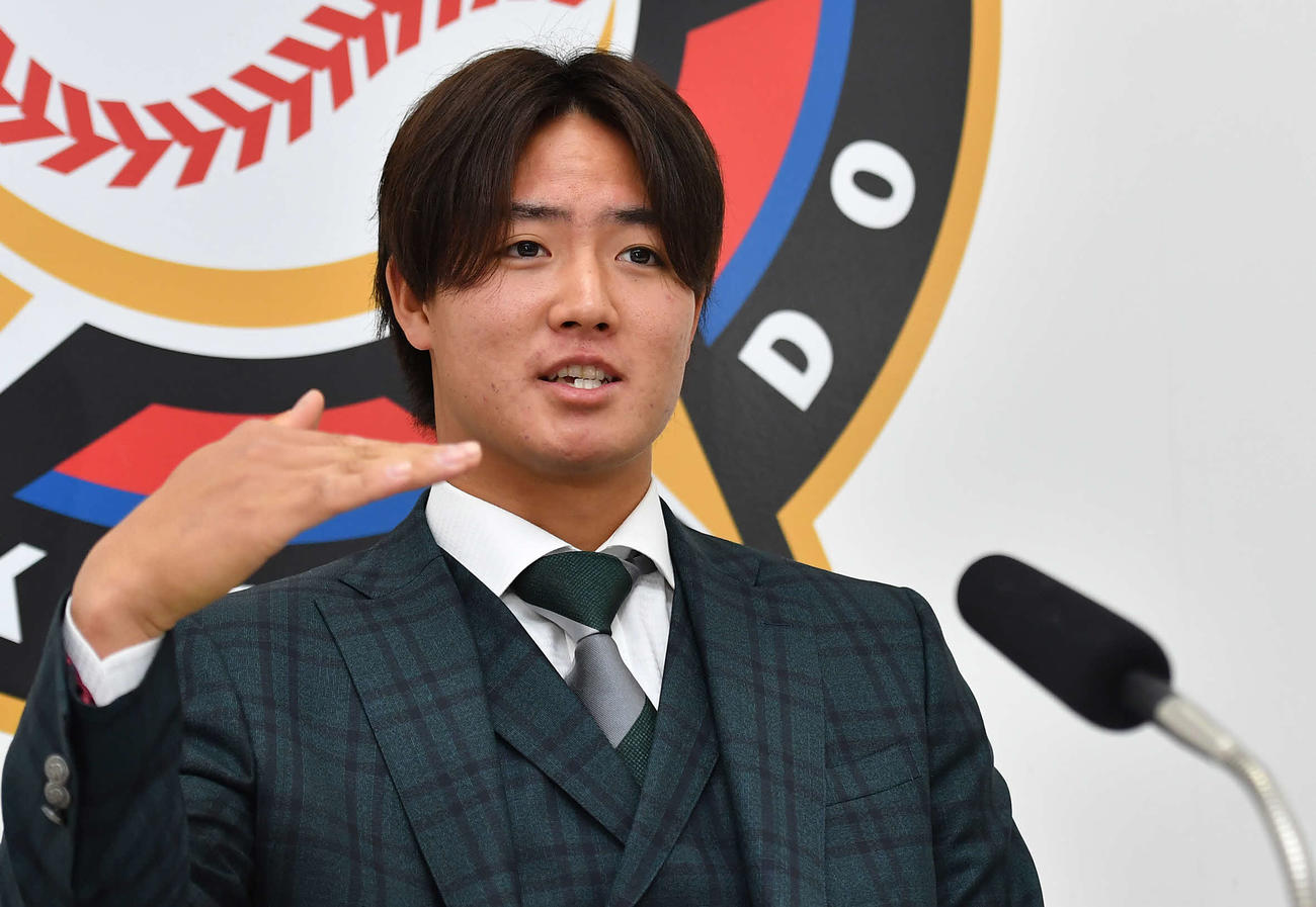 帝京の制服みたい？　契約更改を終えた日本ハム郡（代表撮影）