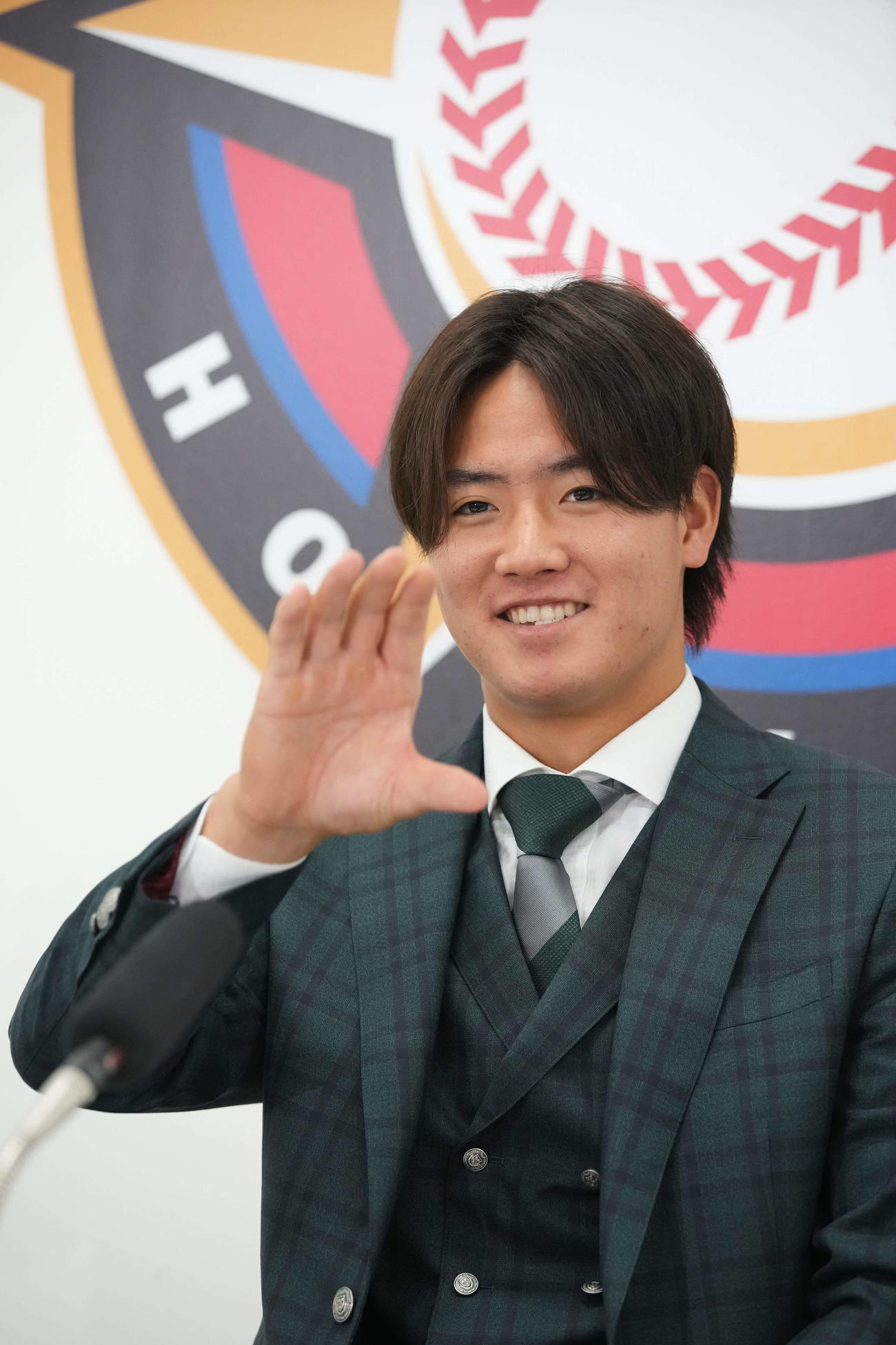 帝京の制服みたい？　契約更改を終えた日本ハム郡（代表撮影）