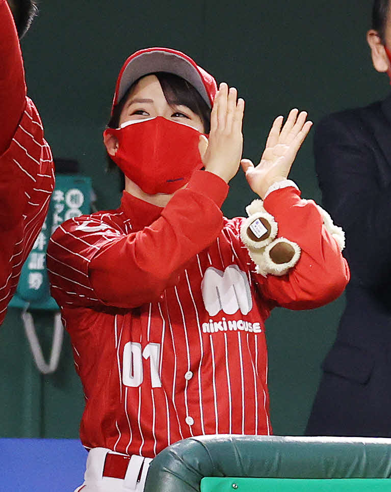 東京ガス対ミキハウス　4回裏ミキハウス2死三塁、長谷川の右前適時打で原田が生還し拍手で迎える東京五輪空手形銀メダリストの清水（撮影・鈴木正人）