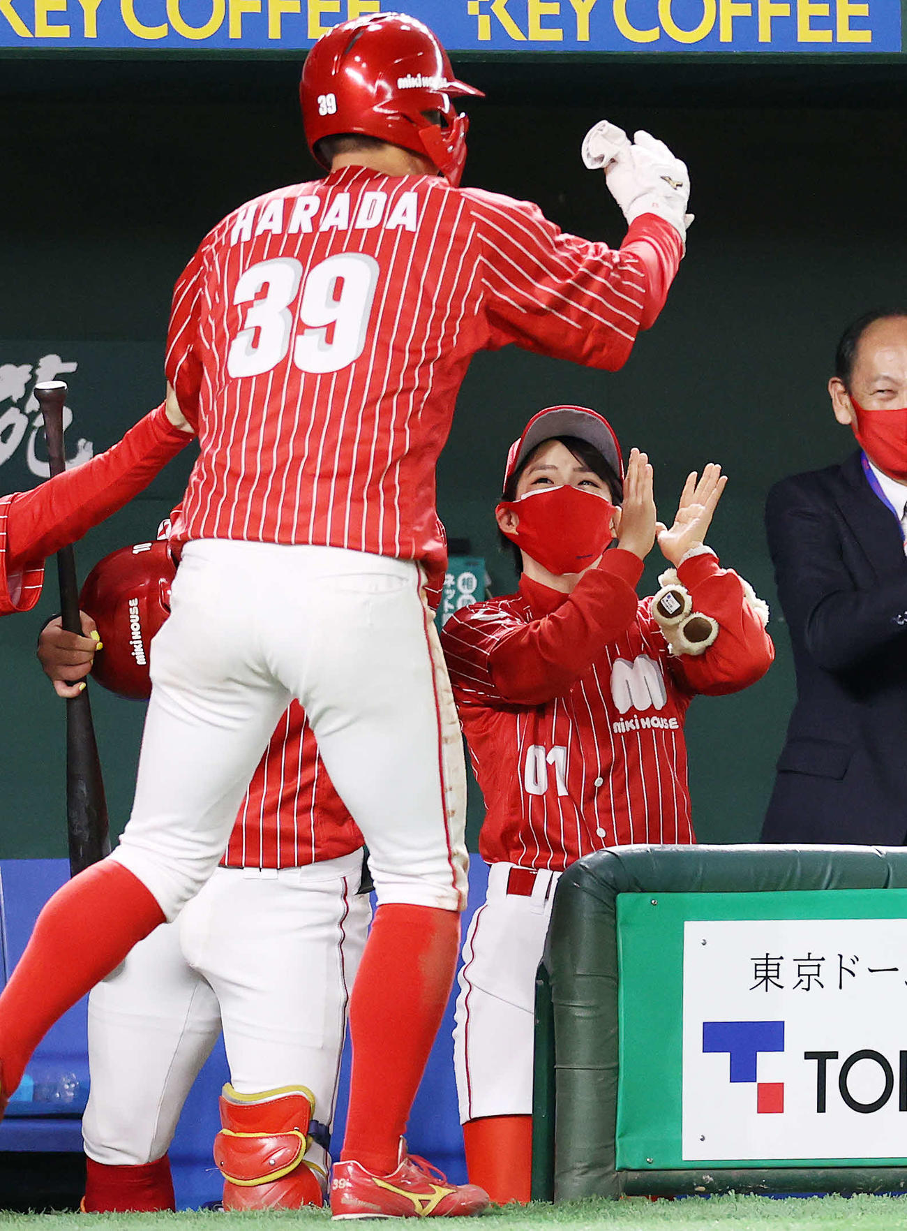 東京ガス対ミキハウス　4回裏ミキハウス2死三塁、長谷川の右前適時打で原田（左）が生還し拍手で迎える東京五輪空手形銀メダリストの清水（撮影・鈴木正人）