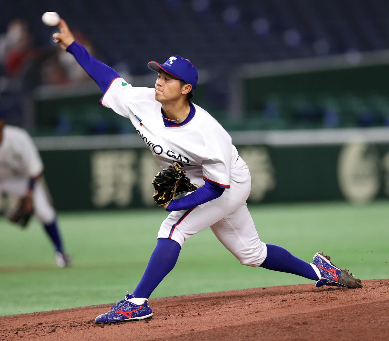 東京ガス対ミキハウス　先発し力投する東京ガス・益田（撮影・鈴木正人）