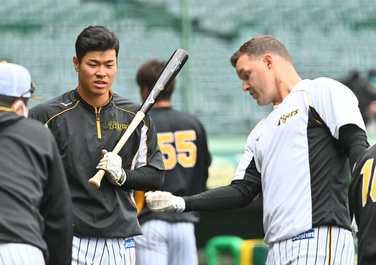 サンズ（右）のアドバイスを受ける佐藤輝明（2021年4月14日撮影）