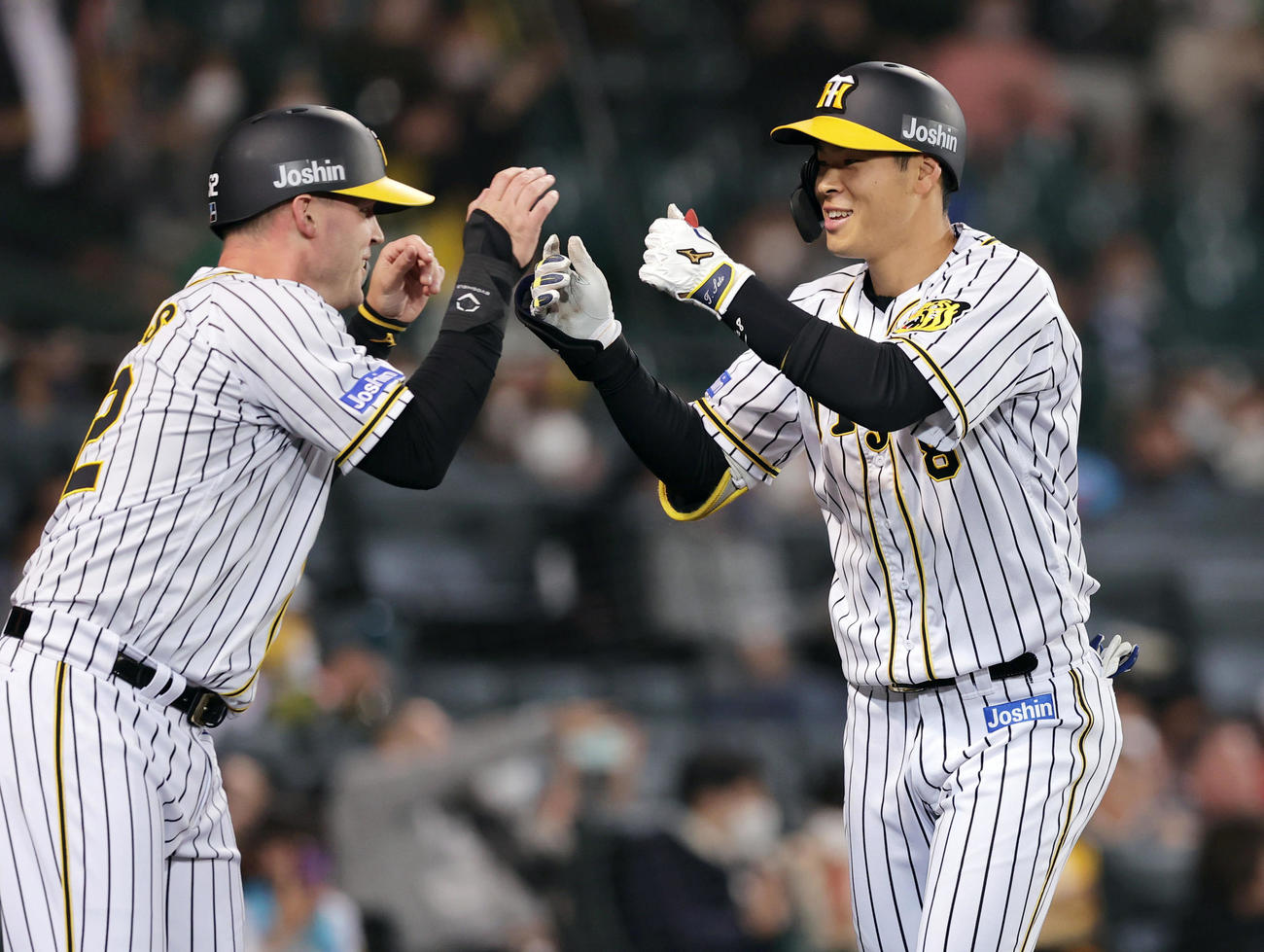 本塁打を放ち、サンズ（左）に迎えられる佐藤輝（2021年4月15日撮影）