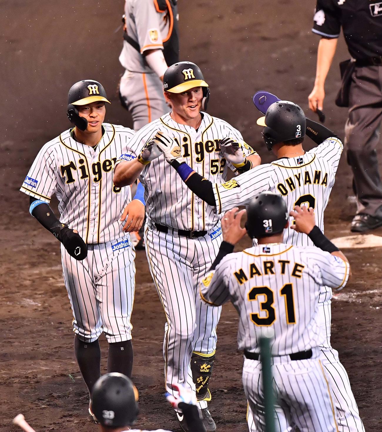 巨人戦で満塁本塁打を放ったサンズ（中央）と喜び合う佐藤輝（左）ら（2021年6月18日撮影）