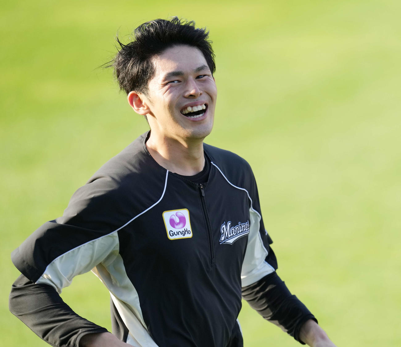楽天対ロッテ　試合前練習で笑顔のロッテ佐々木朗（2021年8月27日撮影）