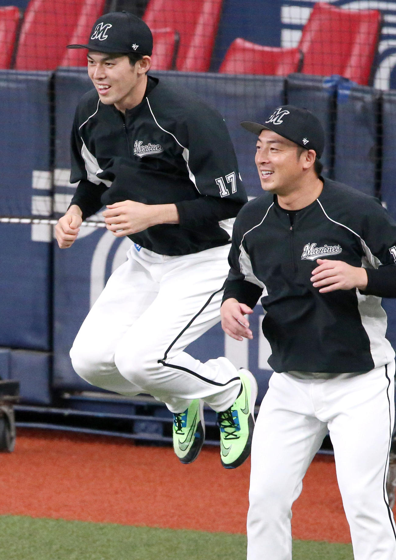 笑顔でアップするロッテ佐々木朗（左）と美馬（撮影・上山淳一）
