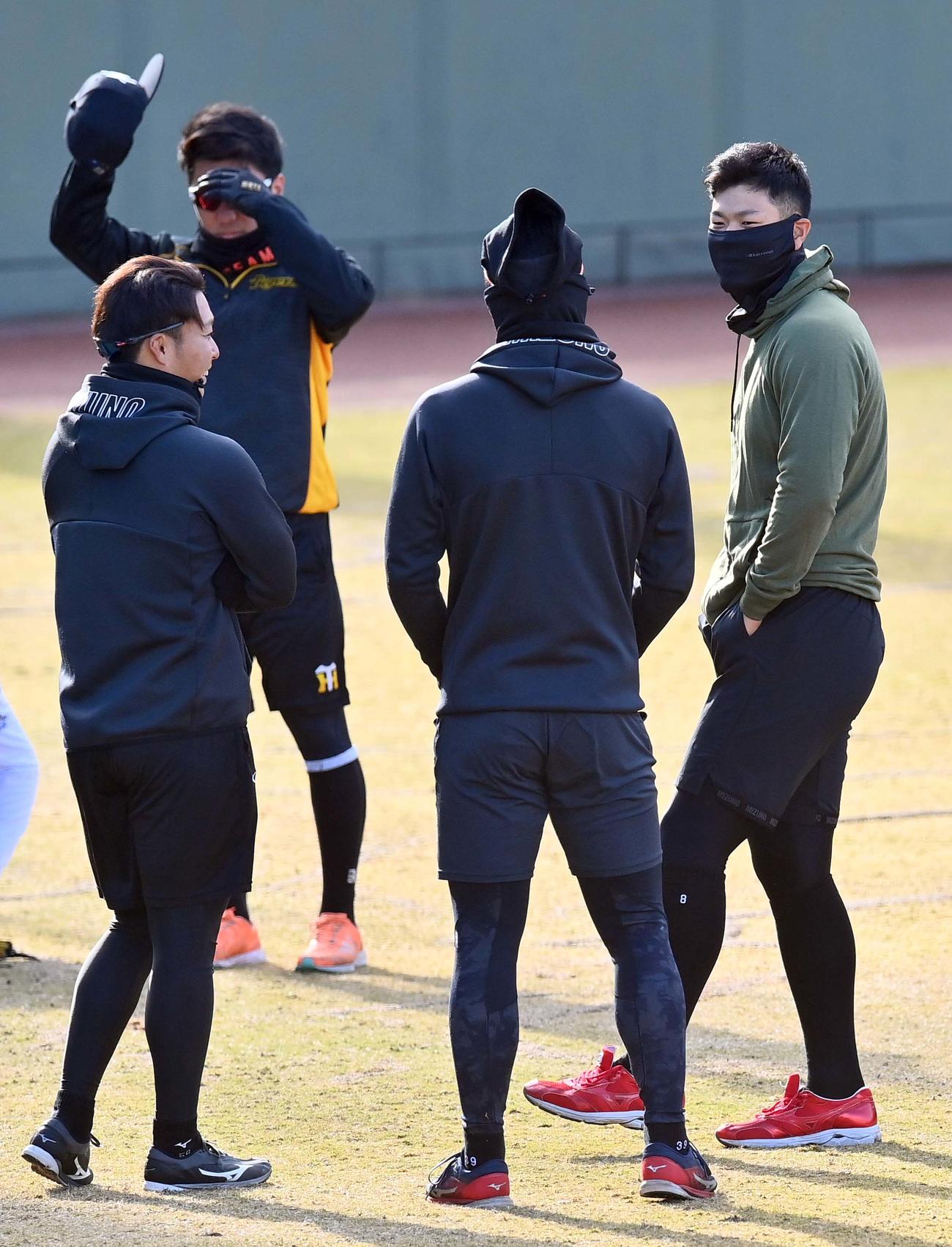 藤田健斗（左）栄枝裕貴（中央）と談笑する佐藤輝明（代表撮影）