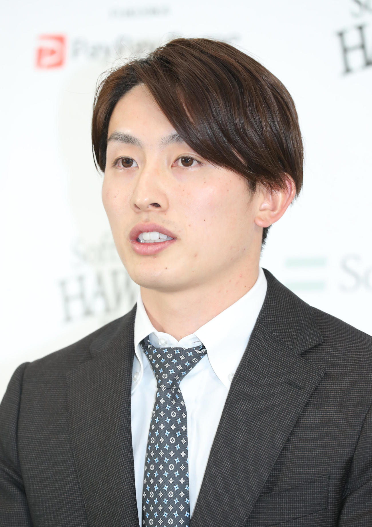 契約更改を終え、会見で話をする周東佑京（撮影・梅根麻紀）