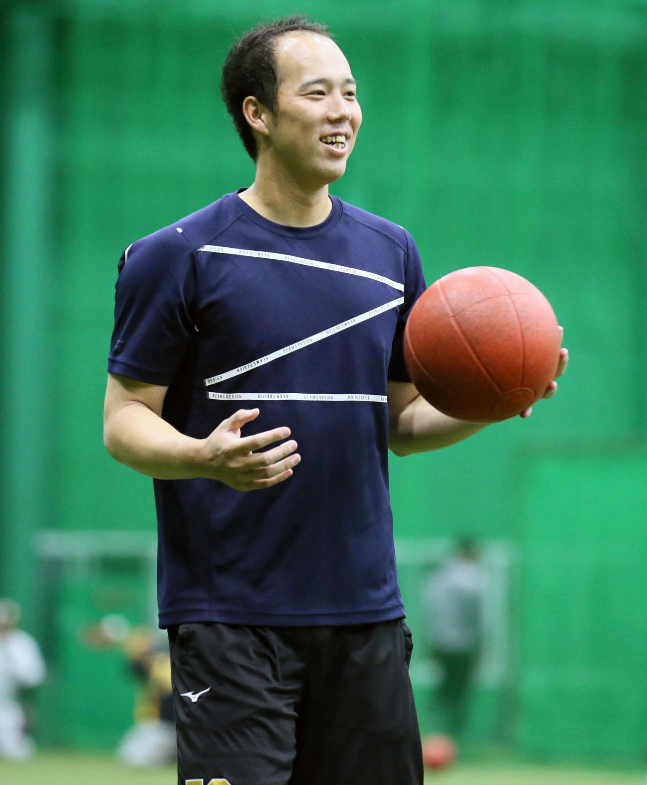 10月25日、メディシンボールでトレーニングする青柳