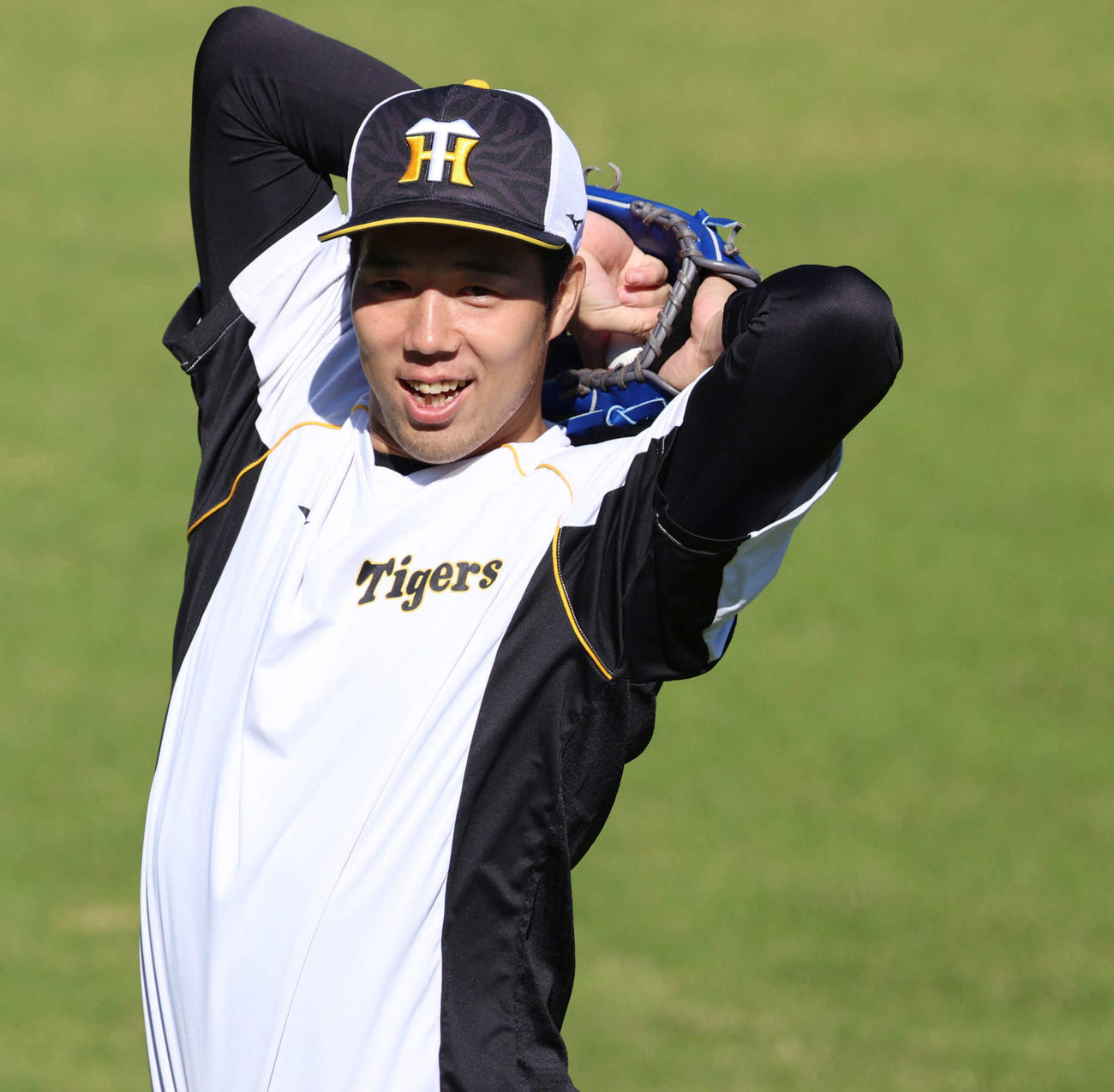 10月30日、キャッチボールを行う阪神青柳