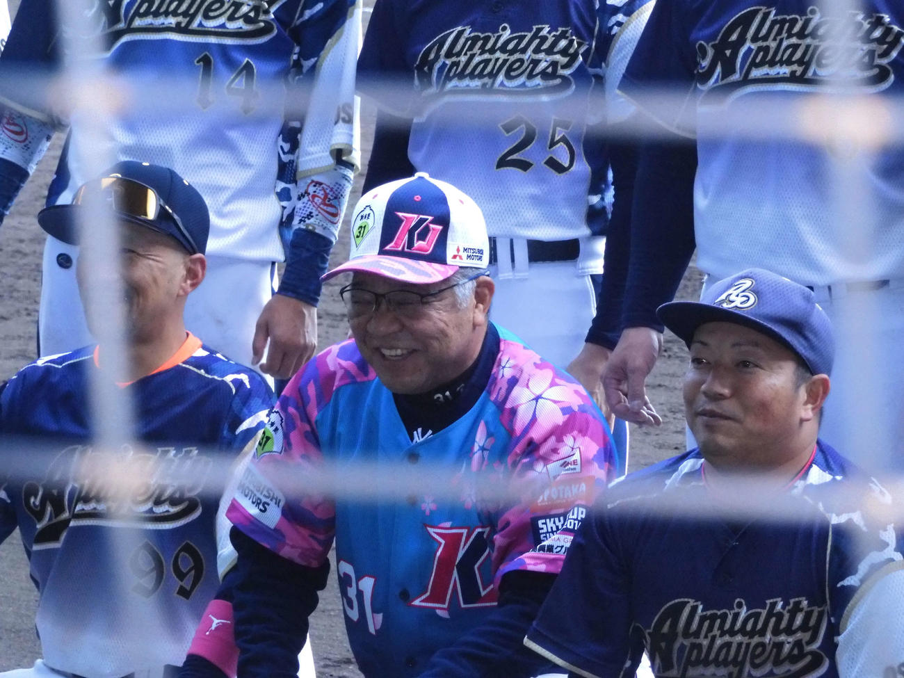 元阪神・掛布雅之氏（中央）は掛布塾カップ参加者と笑顔で記念撮影する