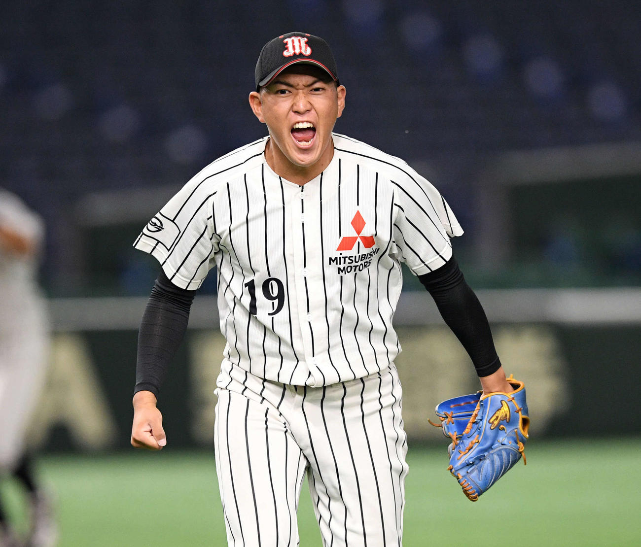 三菱自動車倉敷オーシャンズ対三菱重工West 7回裏三菱重工West2死二塁、石田を見逃し三振に仕留めさけぶ広畑（撮影・滝沢徹郎）