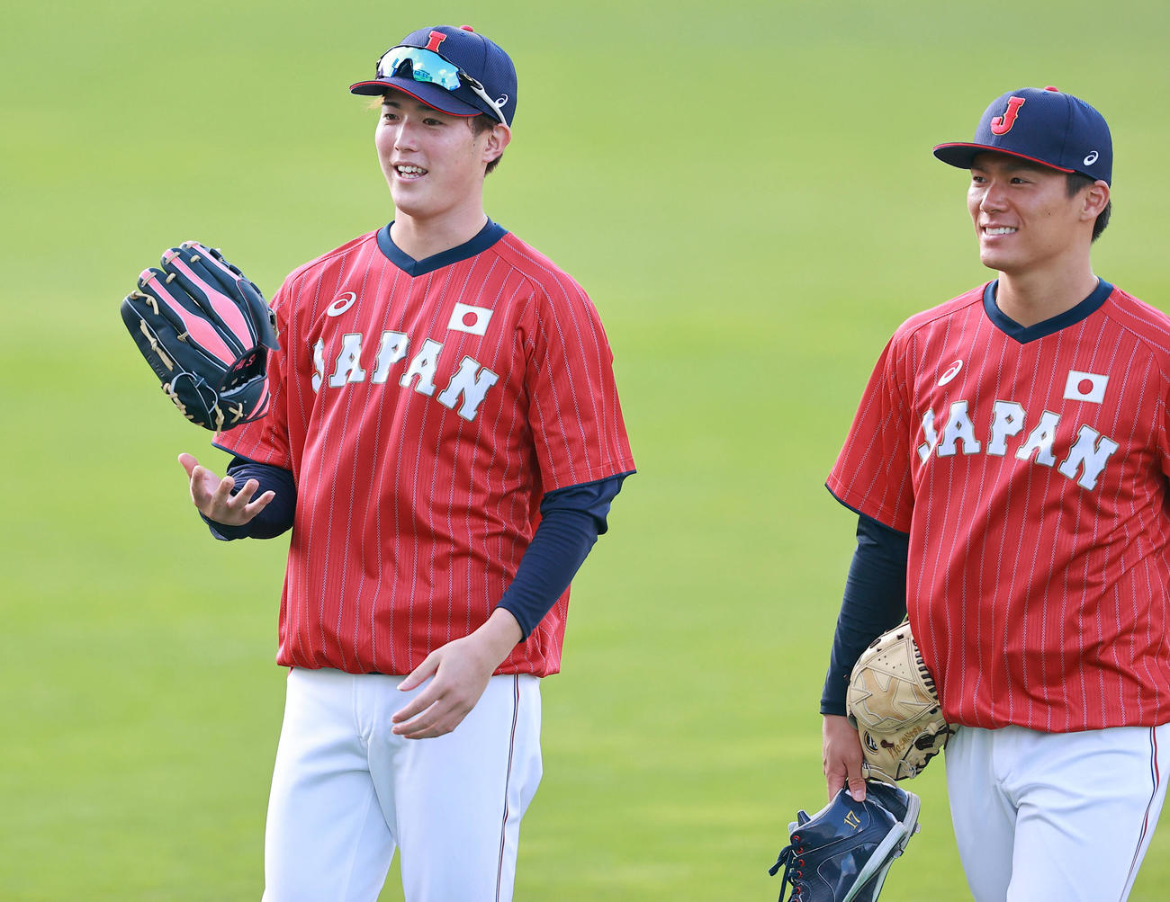 21年7月　侍ジャパン五輪前強化試合　笑顔で練習に向かう森下（左）と山本（撮影・浅見桂子）