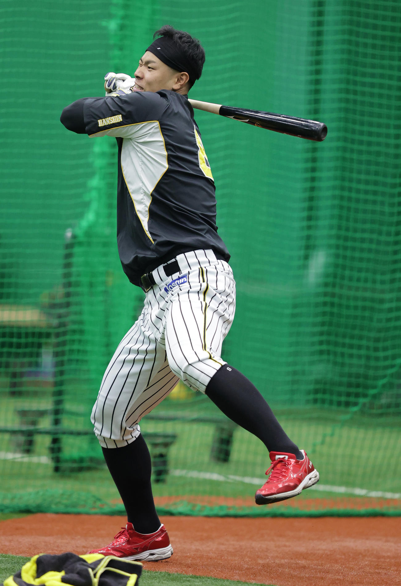 素振りを行う阪神佐藤輝（2021年11月22日撮影）