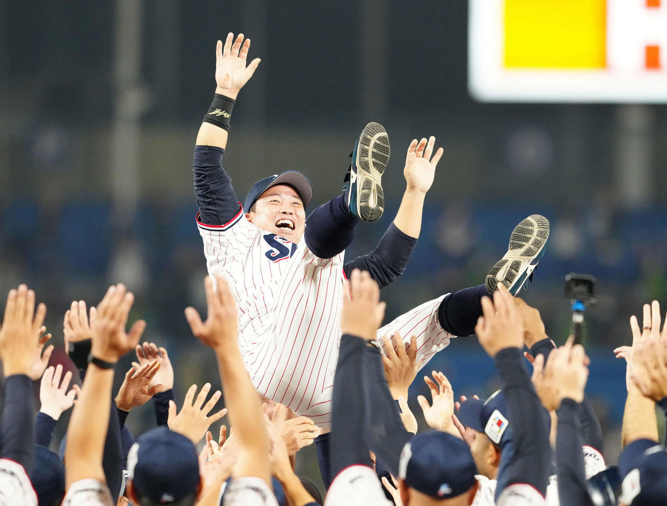11月1日、引退試合で胴上げされる