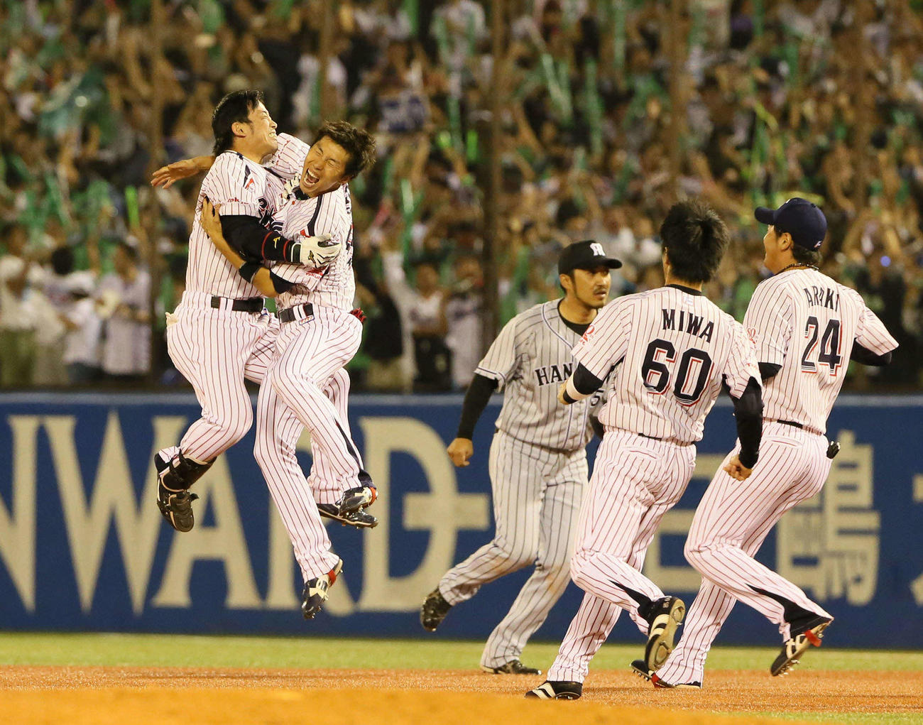 15年10月、優勝を決めるサヨナラ適時打を放ちジャンプして喜ぶ（左）
