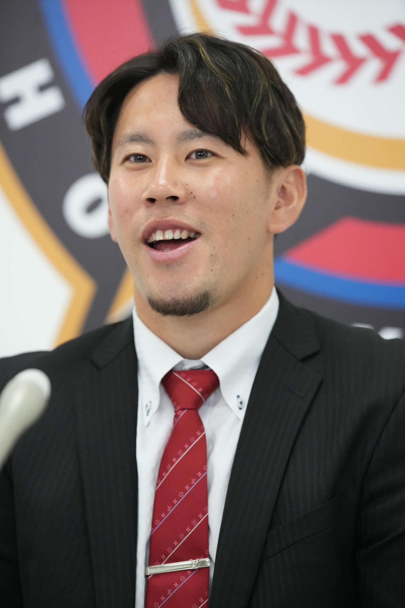 契約更改を終え会見に臨む日本ハム西村（代表撮影）