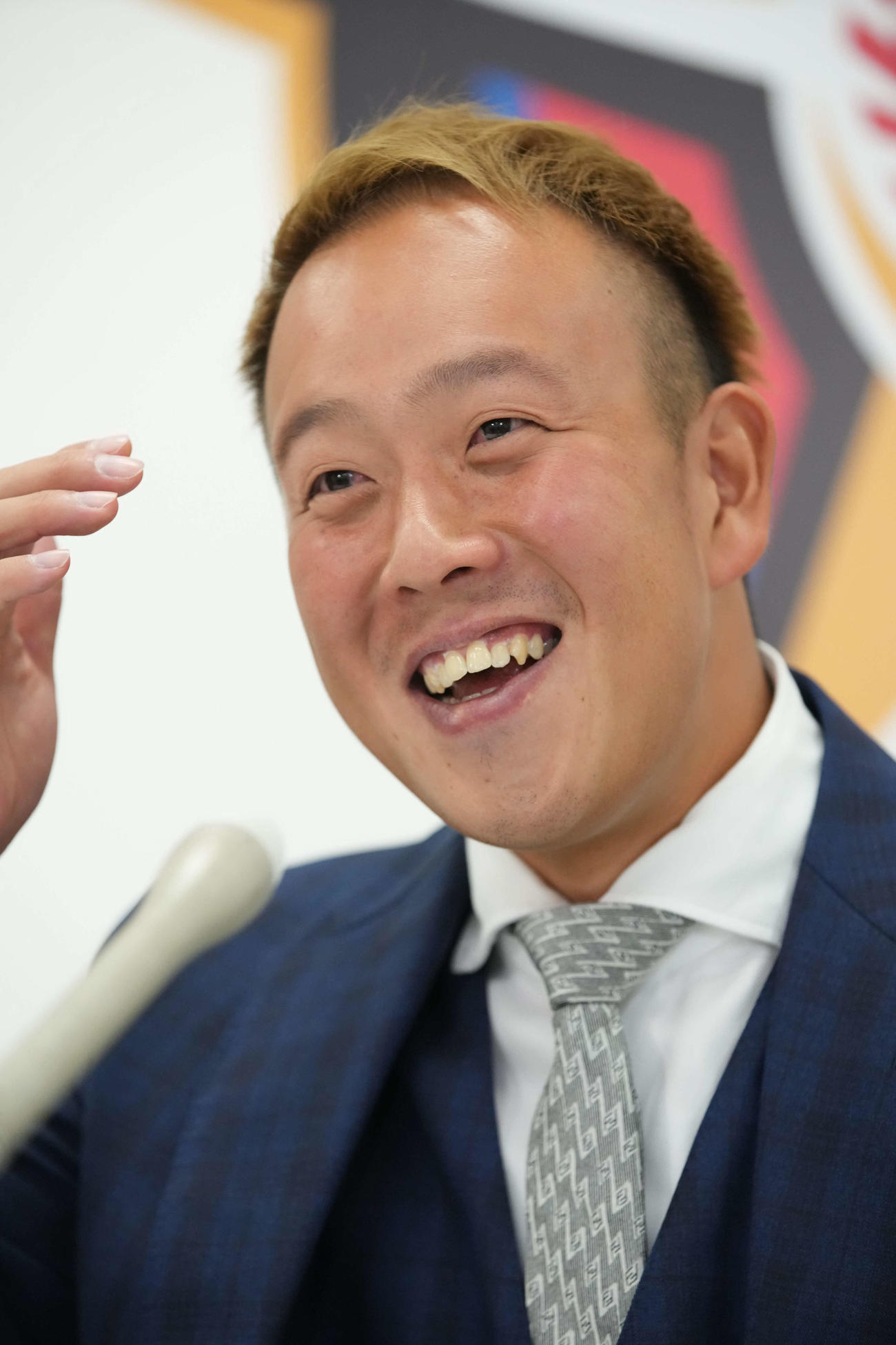 会見の席上、金髪を披露する日本ハム谷川（代表撮影）
