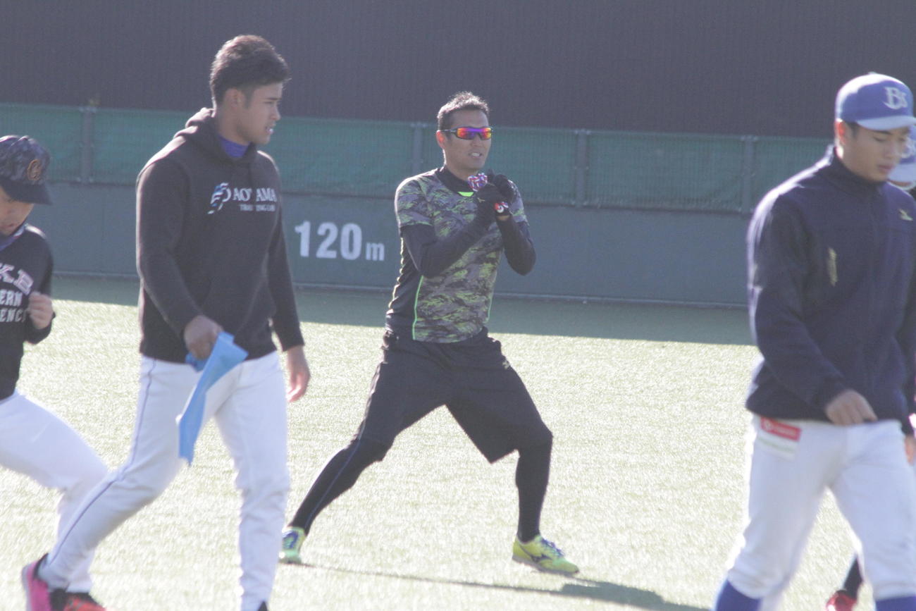 元阪神などの久保は入団した兵庫の練習でナインとともにウオーミングアップを行った