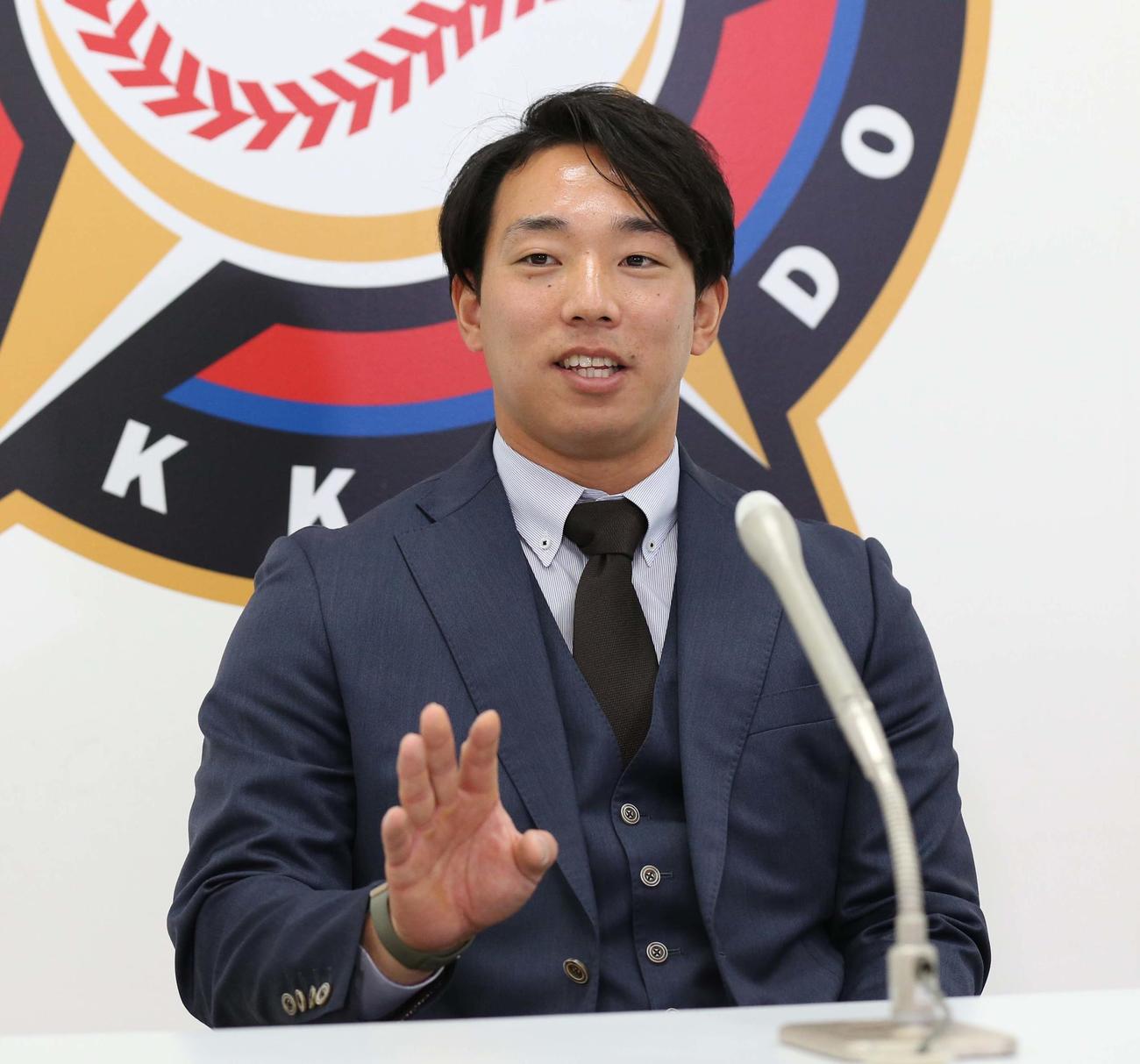 契約更改を終え会見する宇佐見（撮影・黒川智章）
