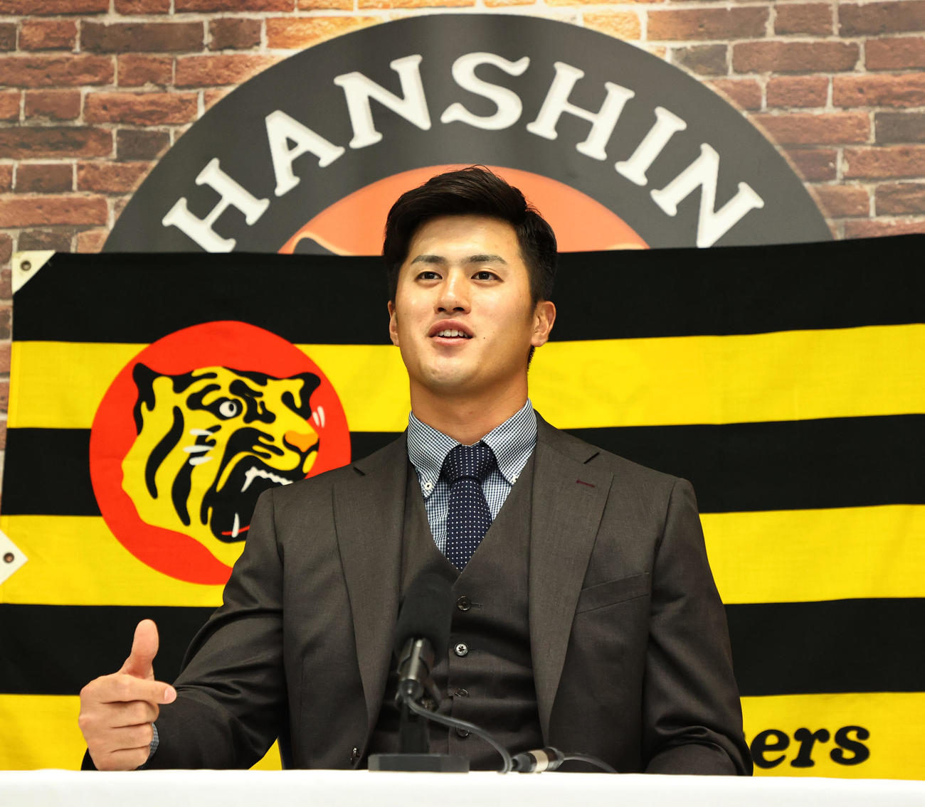 200万円アップで契約を更改した板山（代表撮影）