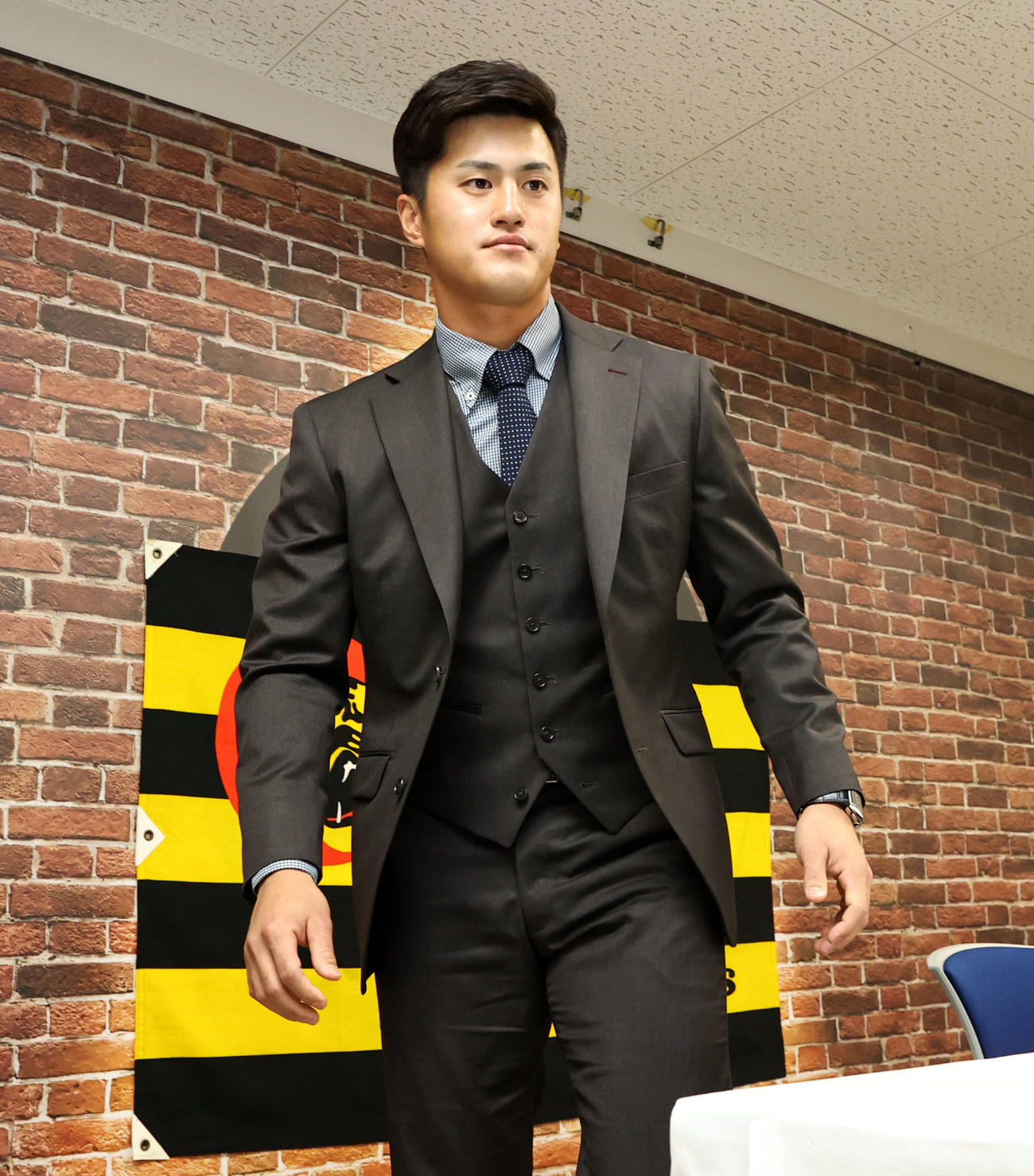 200万円アップで契約を更改し会見場を引き揚げる板山（代表撮影）