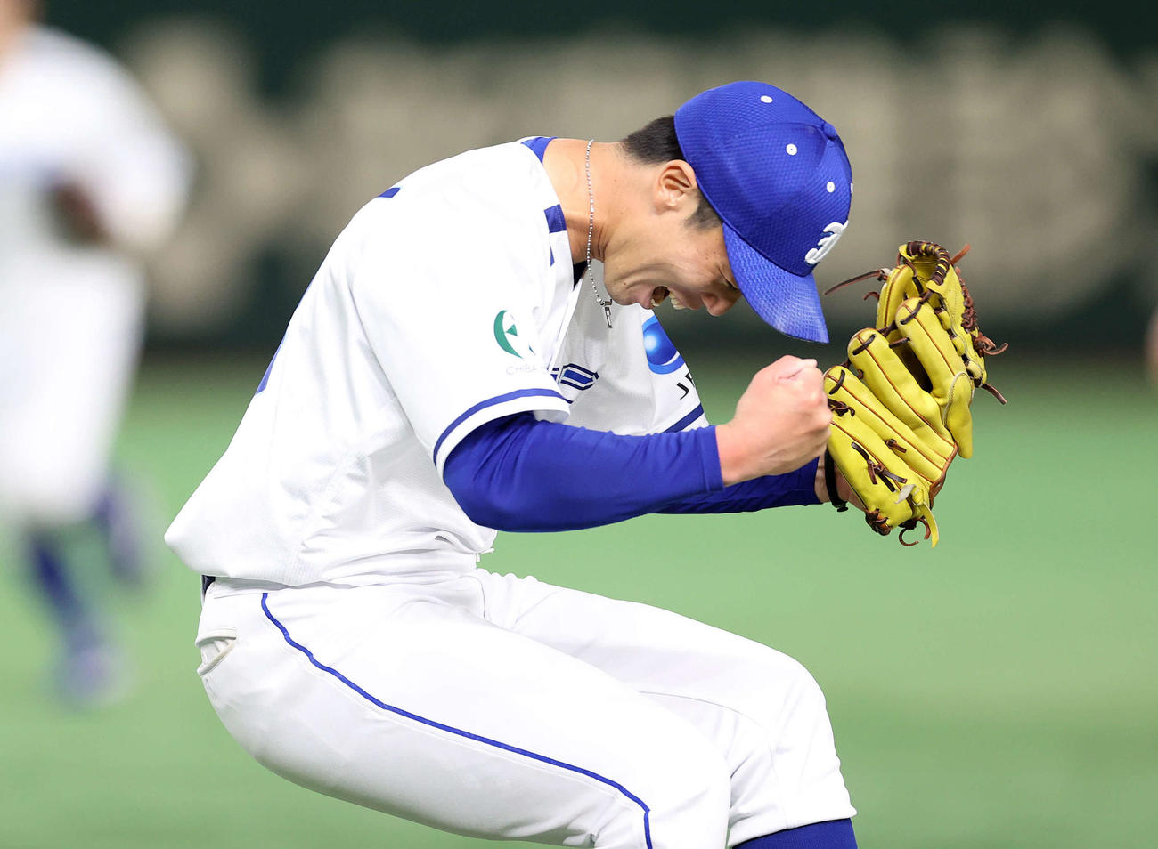 FE東日本対日本製鉄東海REX　勝利しガッツポーズで雄たけびを上げるJFE東日本・林（撮影・鈴木正人）