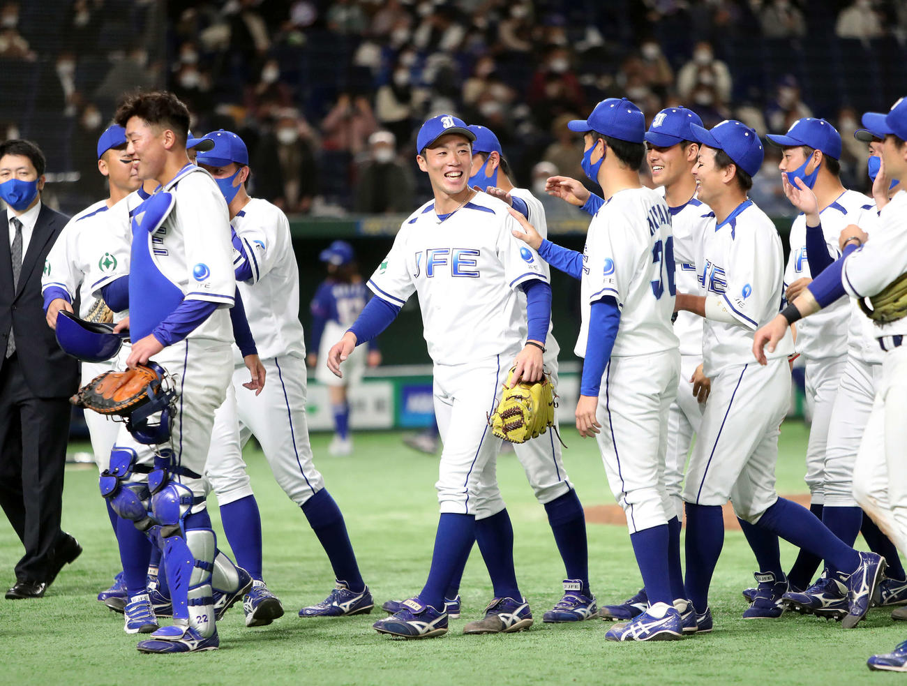JFE東日本対日本製鉄東海REX　勝利し笑顔を見せるJFE東日本・林（中央）（撮影・鈴木正人）