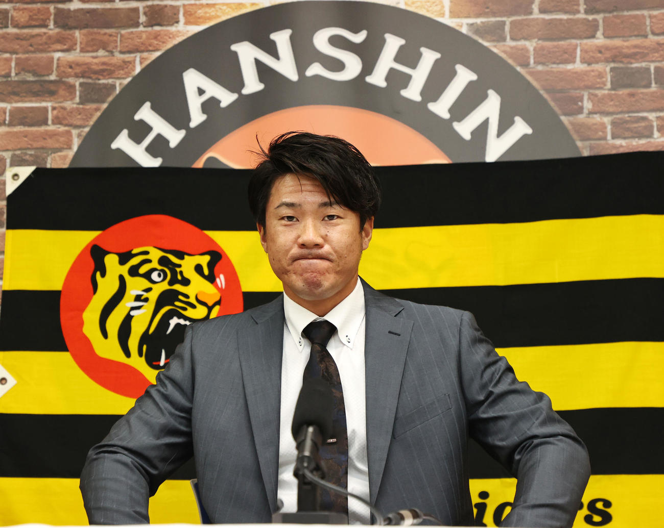 ダウン提示で契約を更改し会見でも終始厳しい表情を見せた陽川（代表撮影）