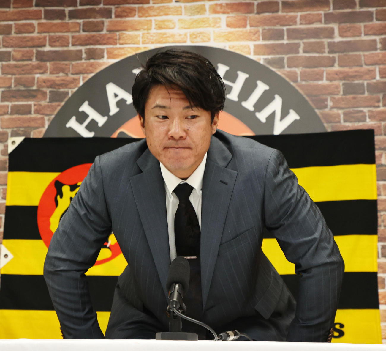 ダウン提示で契約を更改し会見場を引き揚げる陽川（代表撮影）
