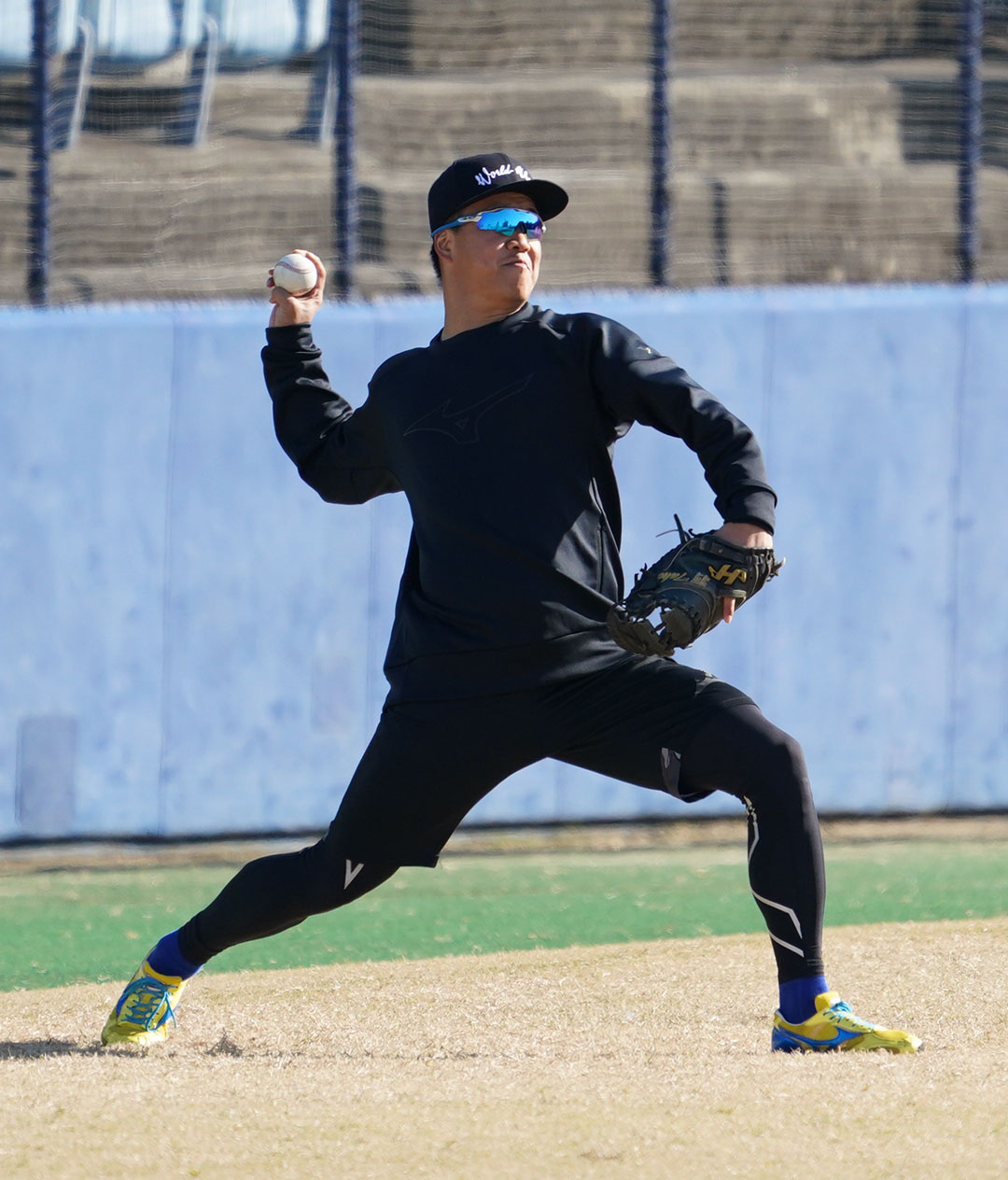 中日自主トレ　キャッチボールをする柳（撮影・森本幸一）