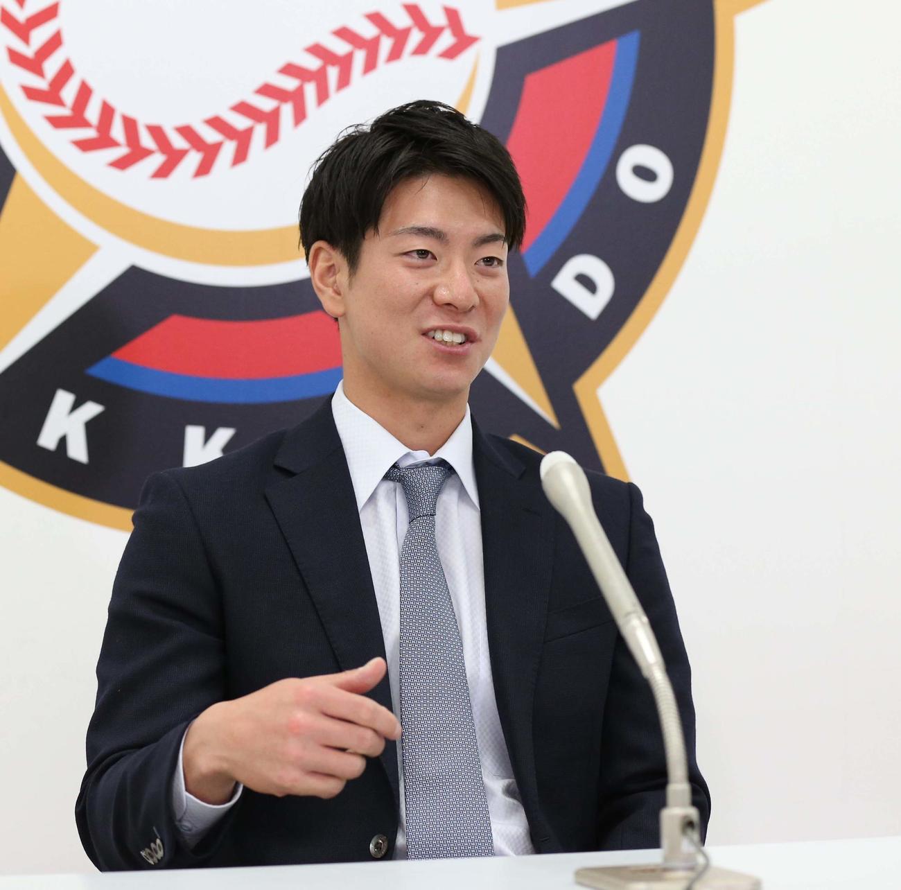 契約更改を終え会見する日本ハム松本（撮影・黒川智章）
