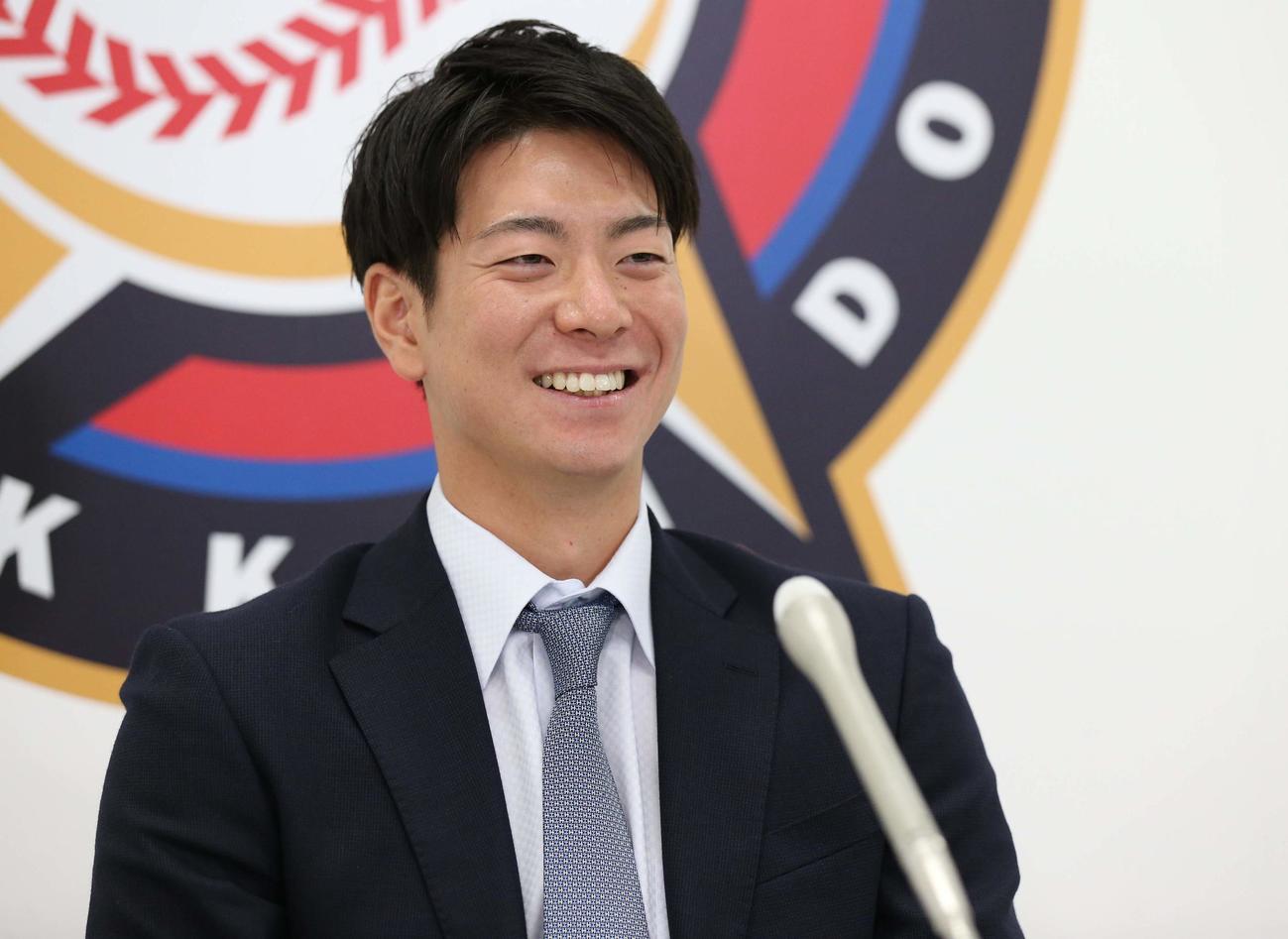 契約更改を終え会見する日本ハム松本（撮影・黒川智章）