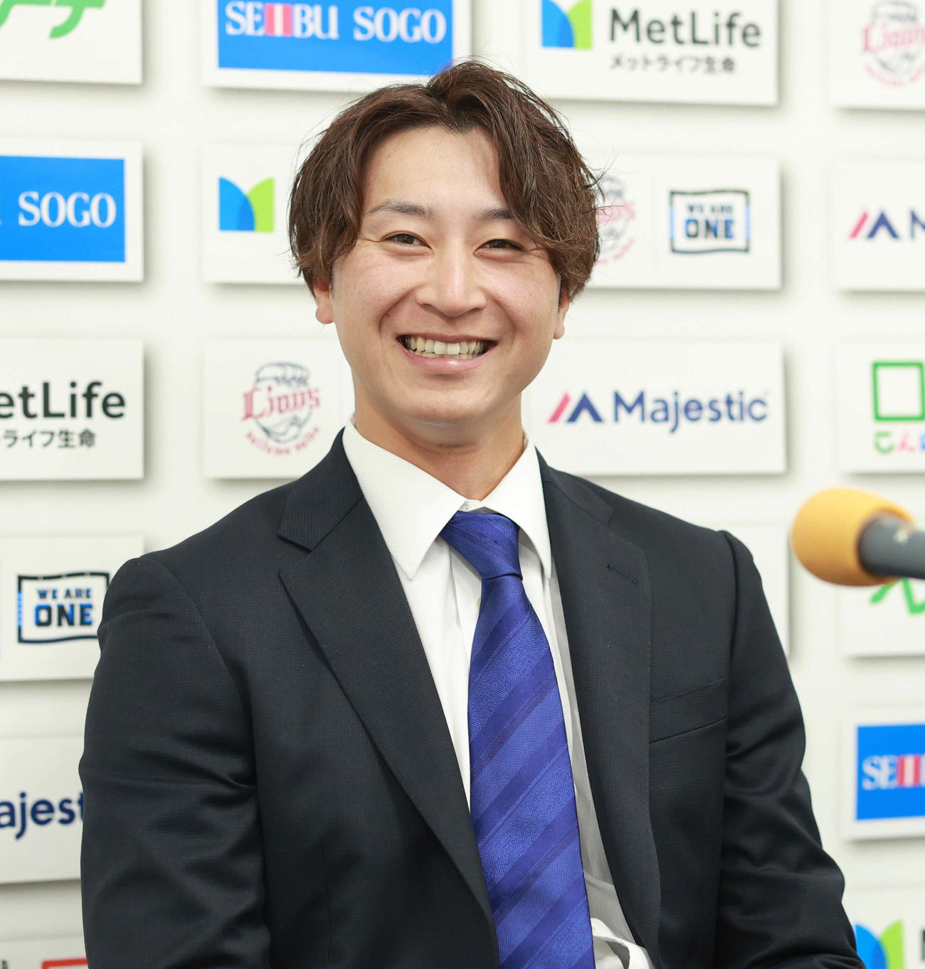 契約更改し、笑顔で会見する西武金子（代表撮影）