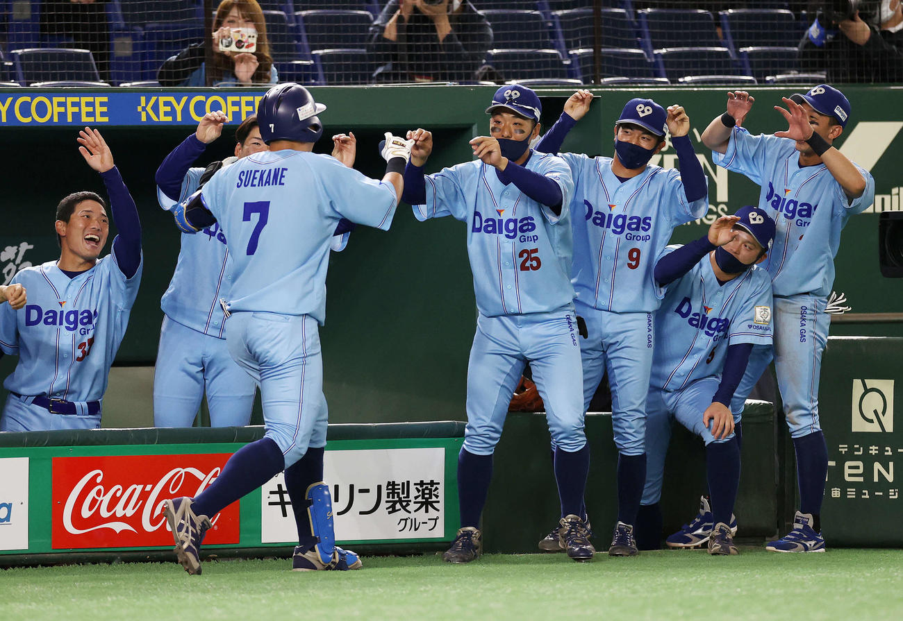 大阪ガス対伏木海陸運送　3回表大阪ガス1死、末包（左から3人目）の中越え本塁打を喜び迎える選手たち（撮影・鈴木正人）