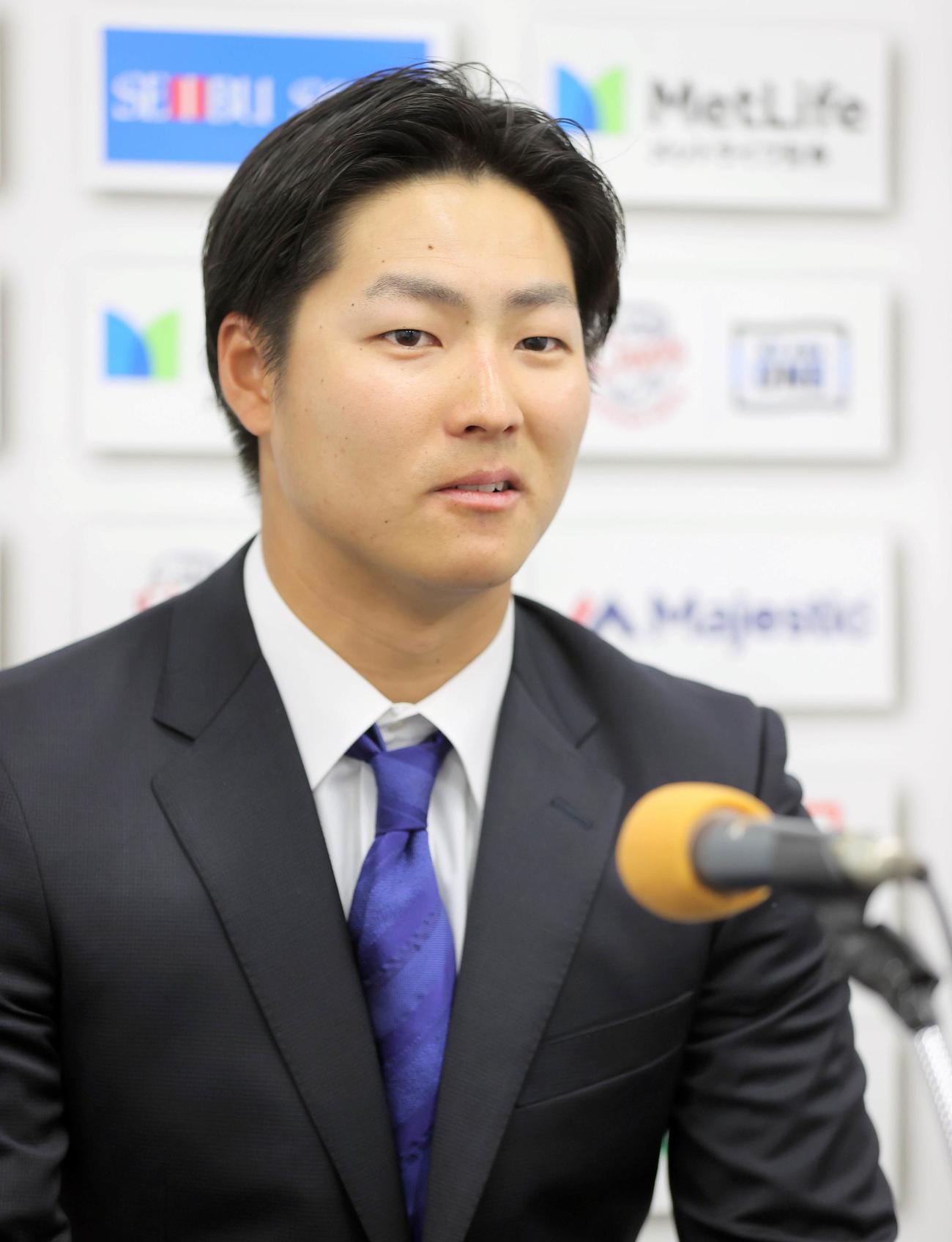 契約更改し取材に応じた鈴木将平（代表撮影）