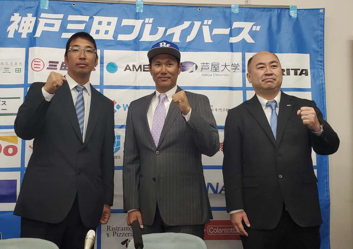 兵庫の入団会見に臨んだ元阪神などの久保（中央）は左から橋本大祐監督、川崎大介球団代表とガッツポーズ