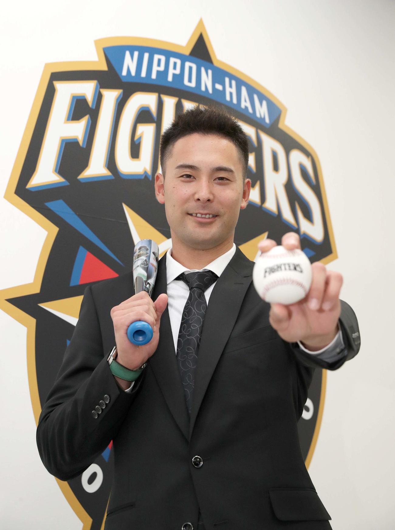 来季、二刀流に挑戦する日本ハム上原は笑顔で意気込む（撮影・黒川智章）