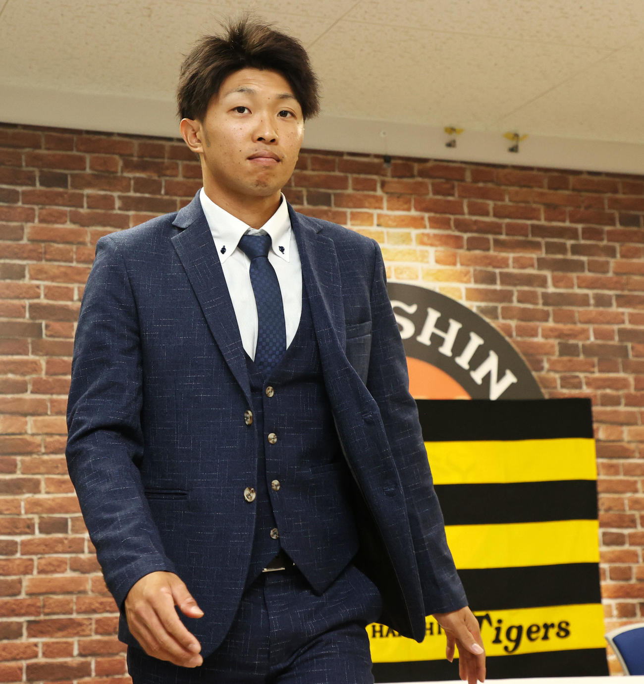 アップ提示で契約を更改し会見する島田（代表撮影）