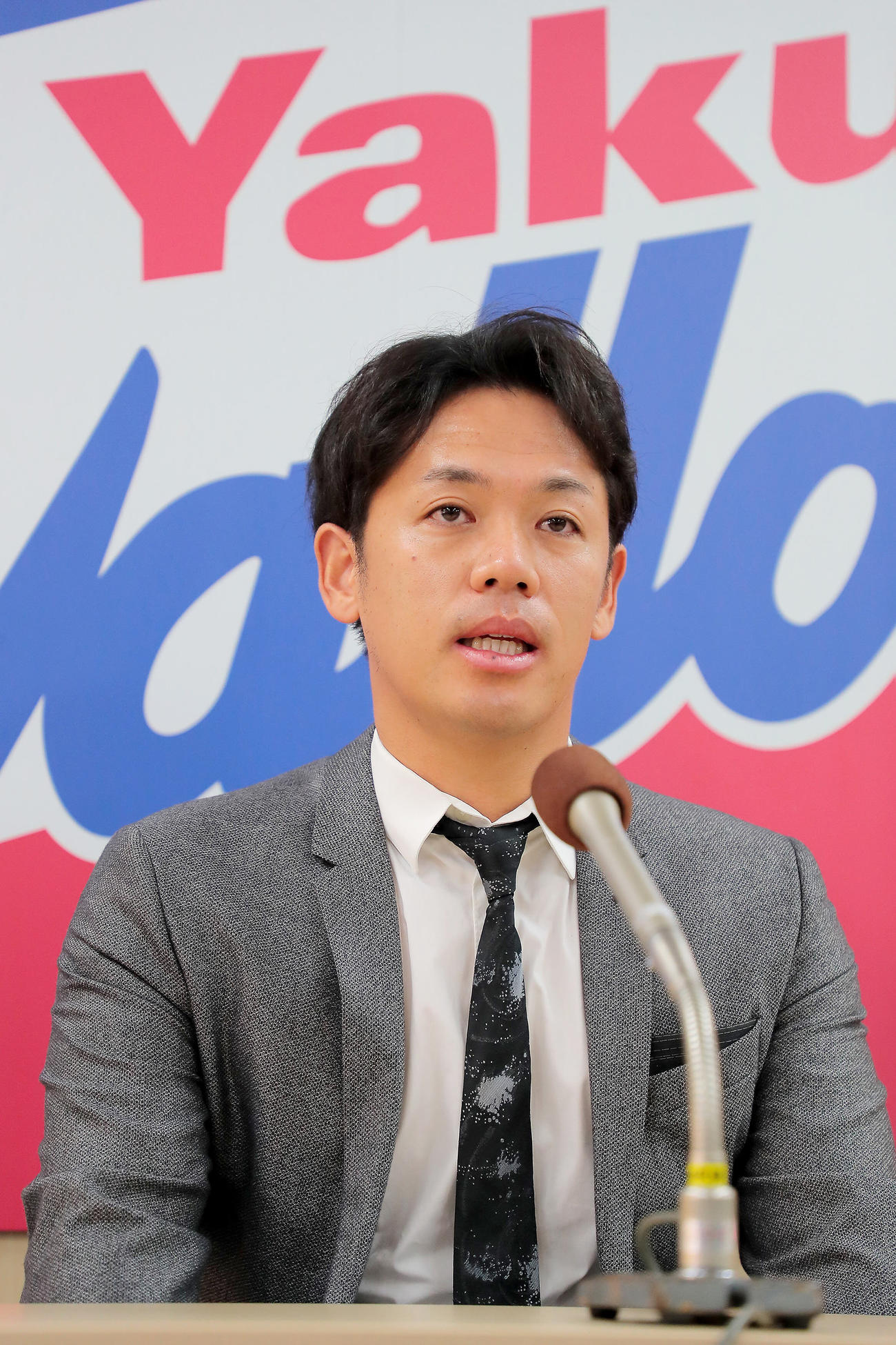 契約更改を終え、会見するヤクルト小川（代表撮影）