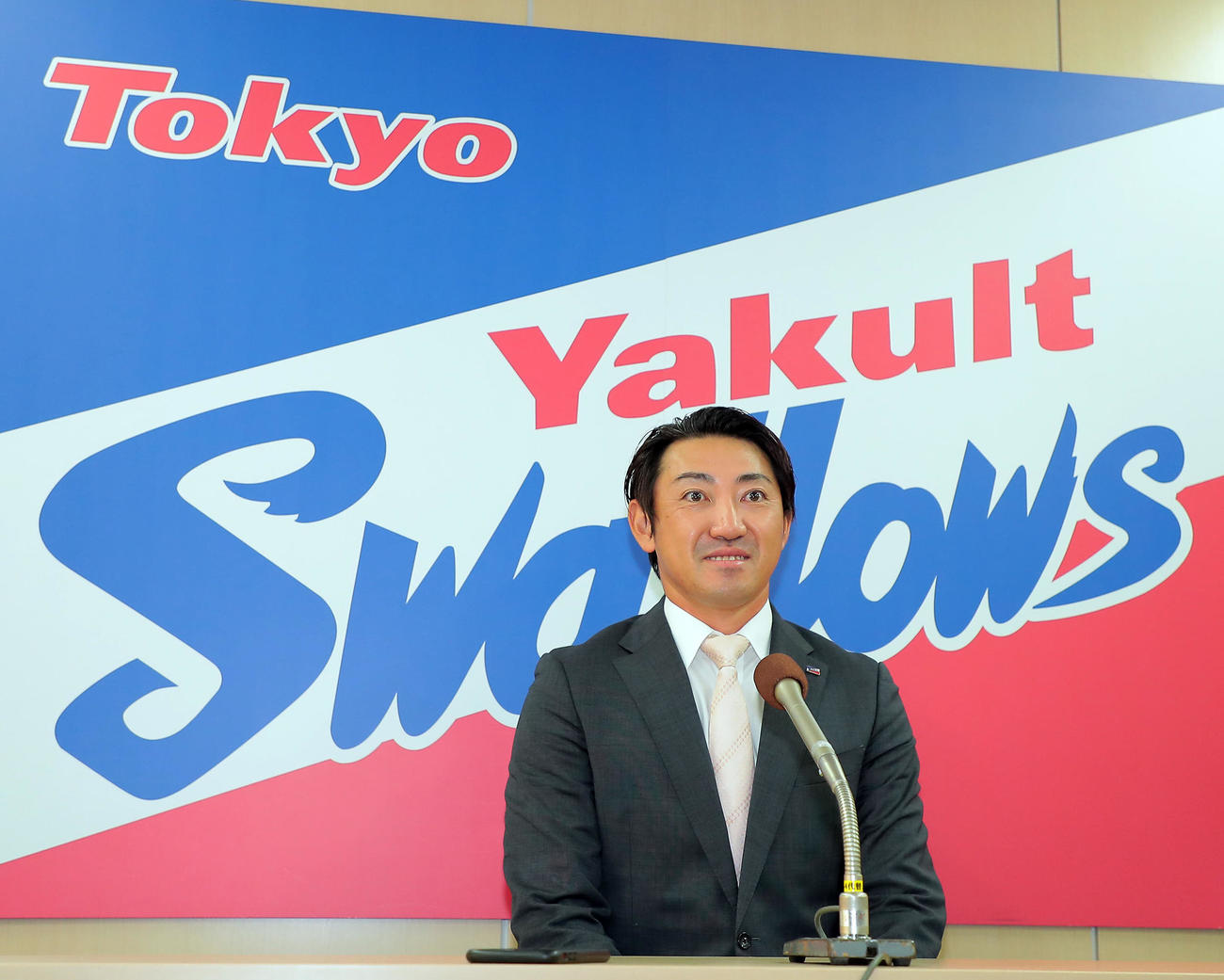 契約更改を終え、会見するヤクルト内川（代表撮影）