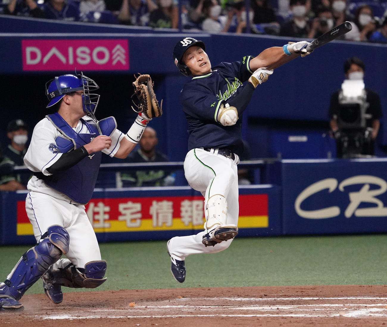 中日対ヤクルト　7回表ヤクルト1死一、三塁、宮本（右）はスクイズに失敗する（2021年10月12日撮影）