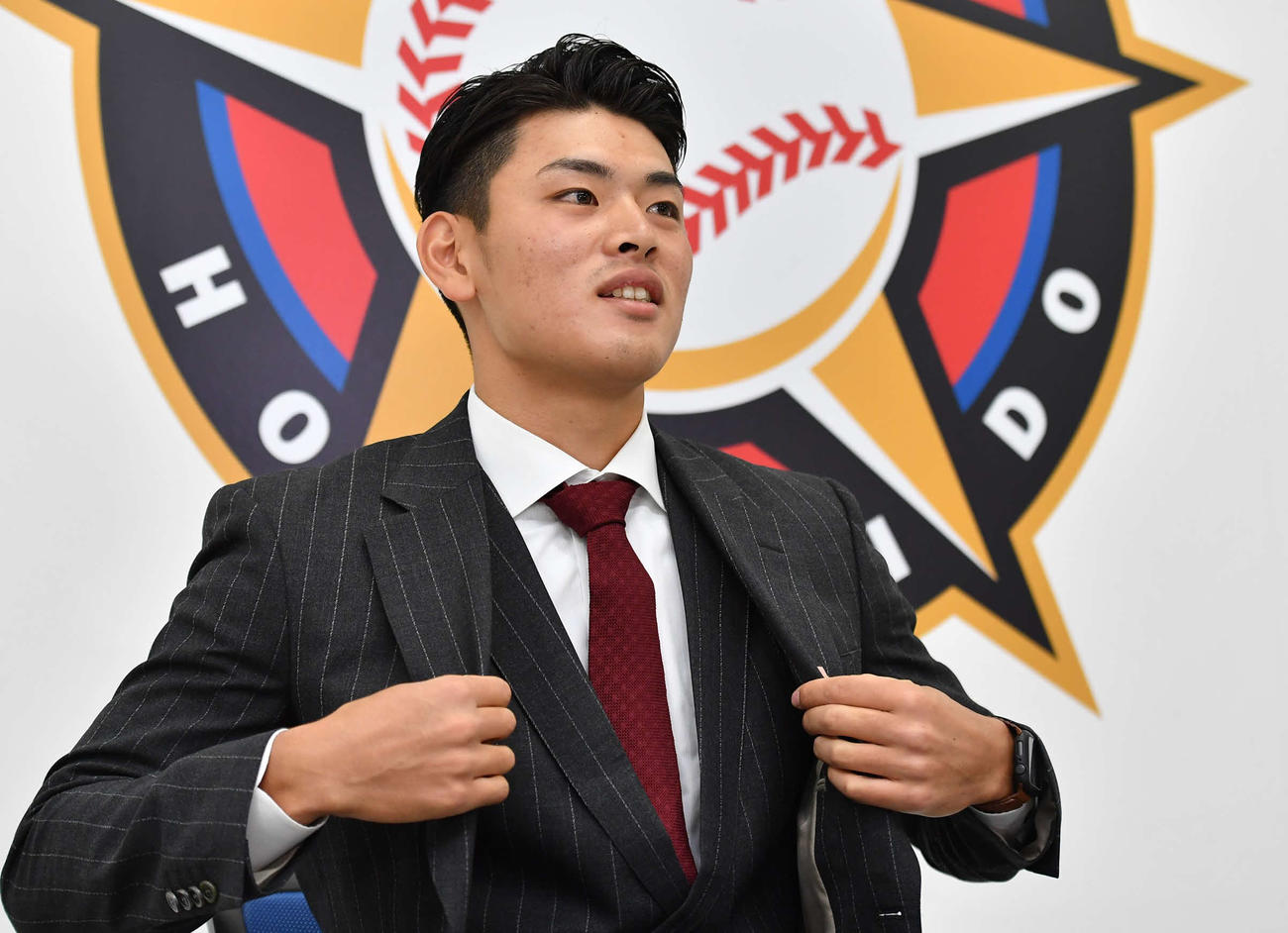 契約更改を終え会見に臨む日本ハム野村（代表撮影）