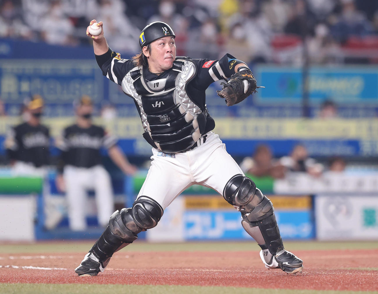 ロッテ対ソフトバンク　8回裏ロッテ2死一、二塁、打者アデイニー・エチェバリアの時、二塁を狙った小川龍成を刺す甲斐拓也（2021年10月15日撮影）