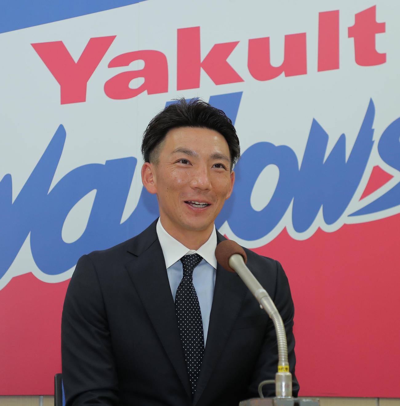 契約を更改し会見する嶋基宏（代表撮影）