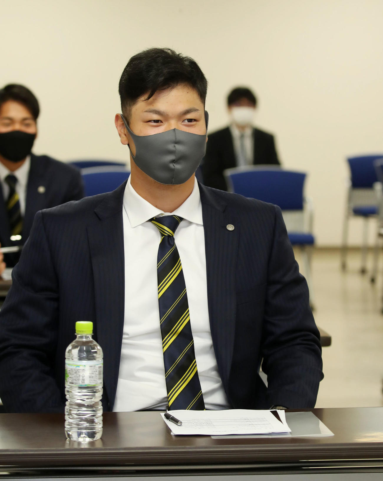 1年目選手研修会が行われ講習を受ける佐藤輝ら（代表撮影）