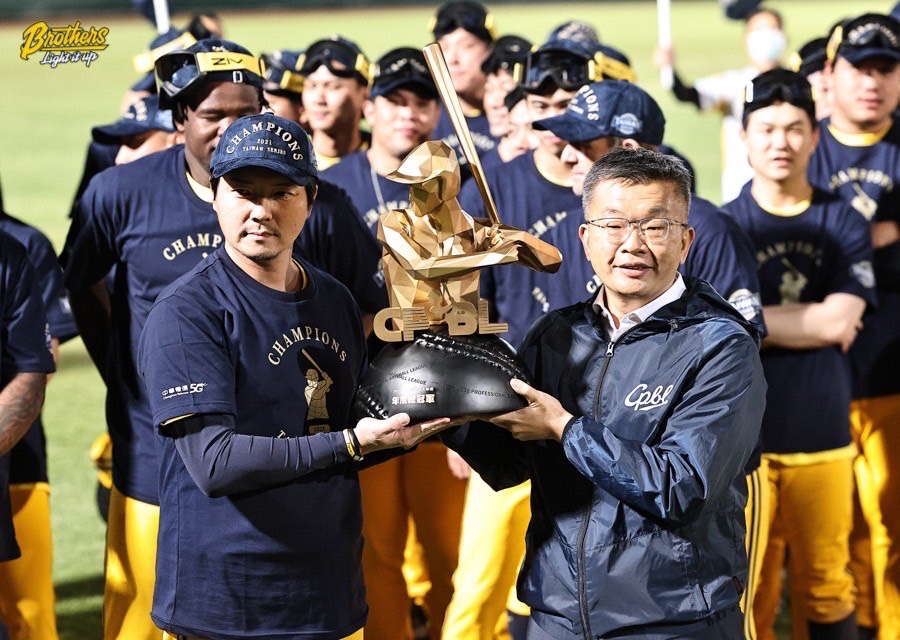 中信兄弟の林威助監督（左）は台湾シリーズを優勝しトロフィーを掲げる（中信兄弟球団提供）