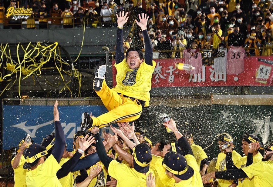 中信兄弟の林威助監督は統一との台湾シリーズを優勝してナインに胴上げされる（中信兄弟球団提供）